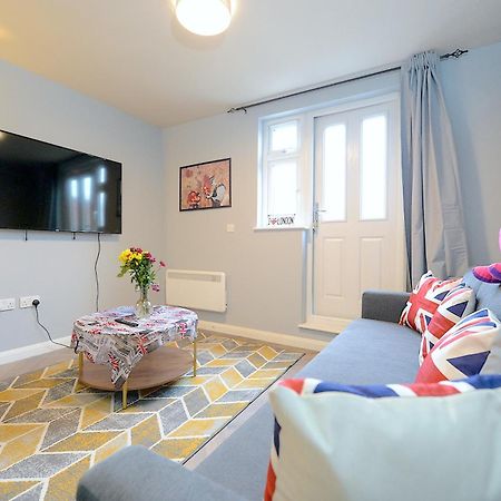 2 Bed Terraced Flat Piccadilly Line Apartment London Bagian luar foto