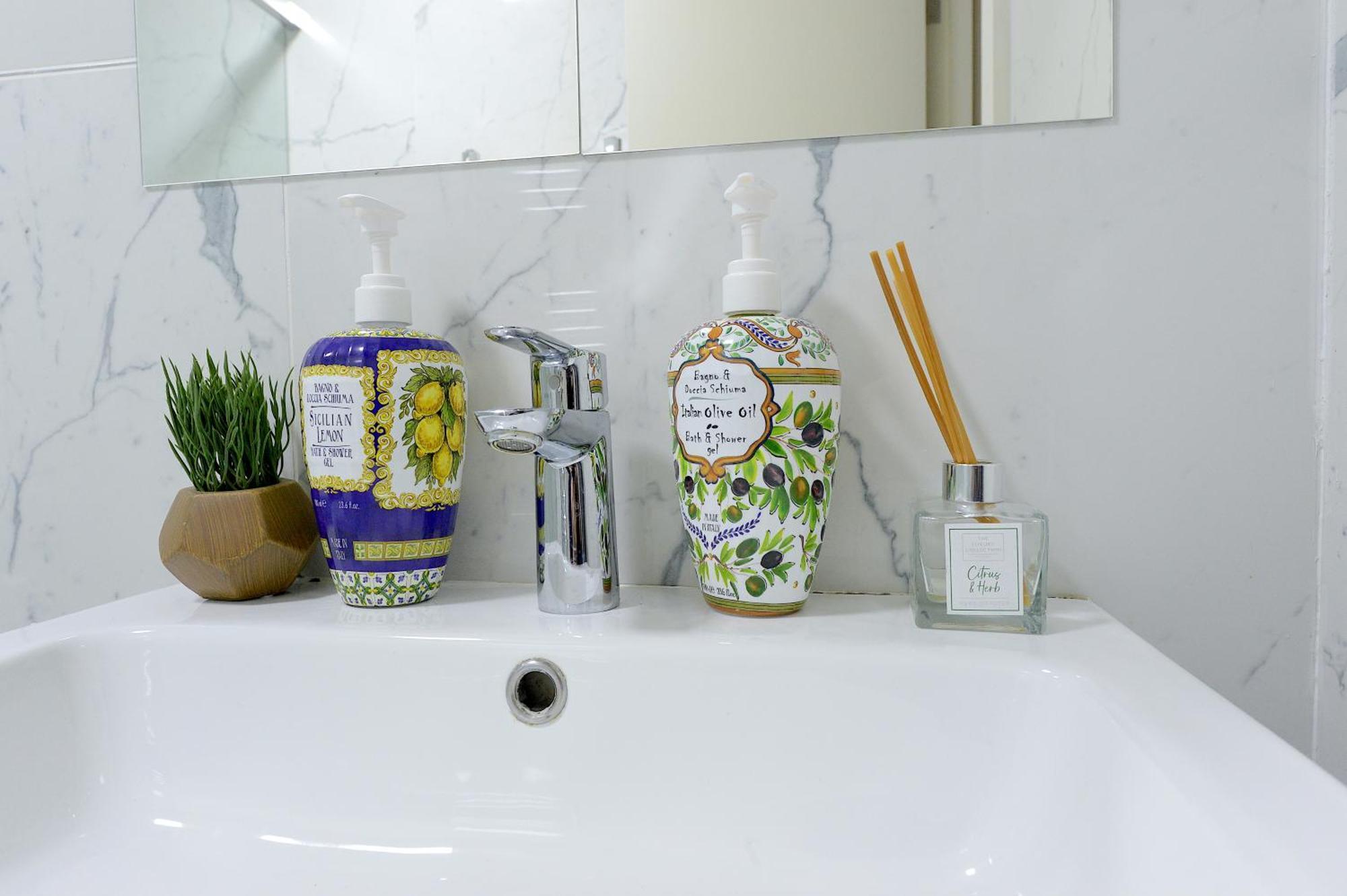 2 Bed Terraced Flat Piccadilly Line Apartment London Bagian luar foto